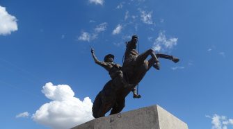 Monumento homenaje a Guadalupe Salcedo ubicado en Maní. Casanare. Foto de Lorena Chávez. Enero de 2019.
